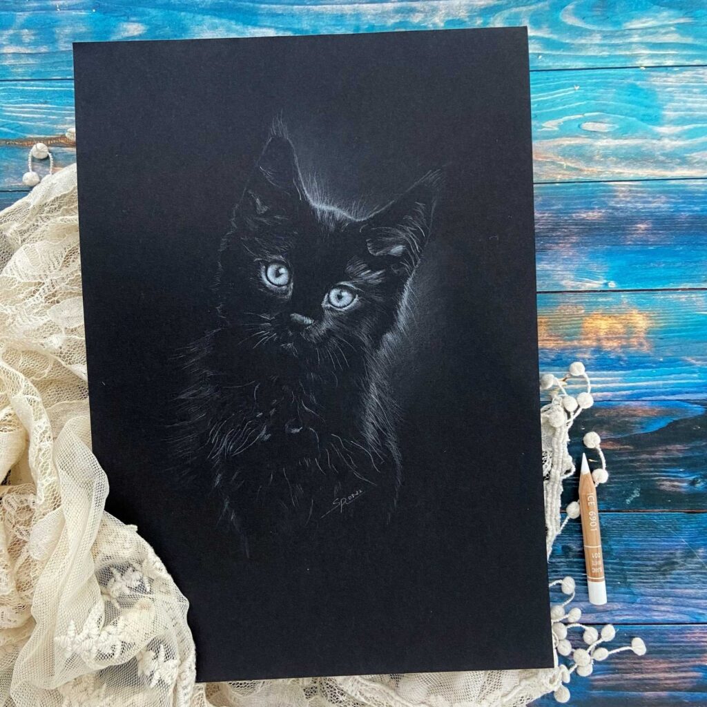 Zeichnung einer schwarzen Katze auf schwarzem Papier
